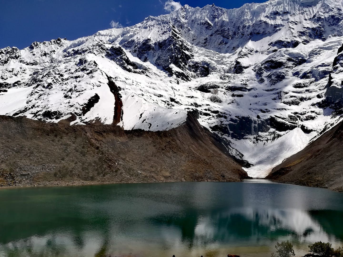 Laguna Humantay y montañas andinas