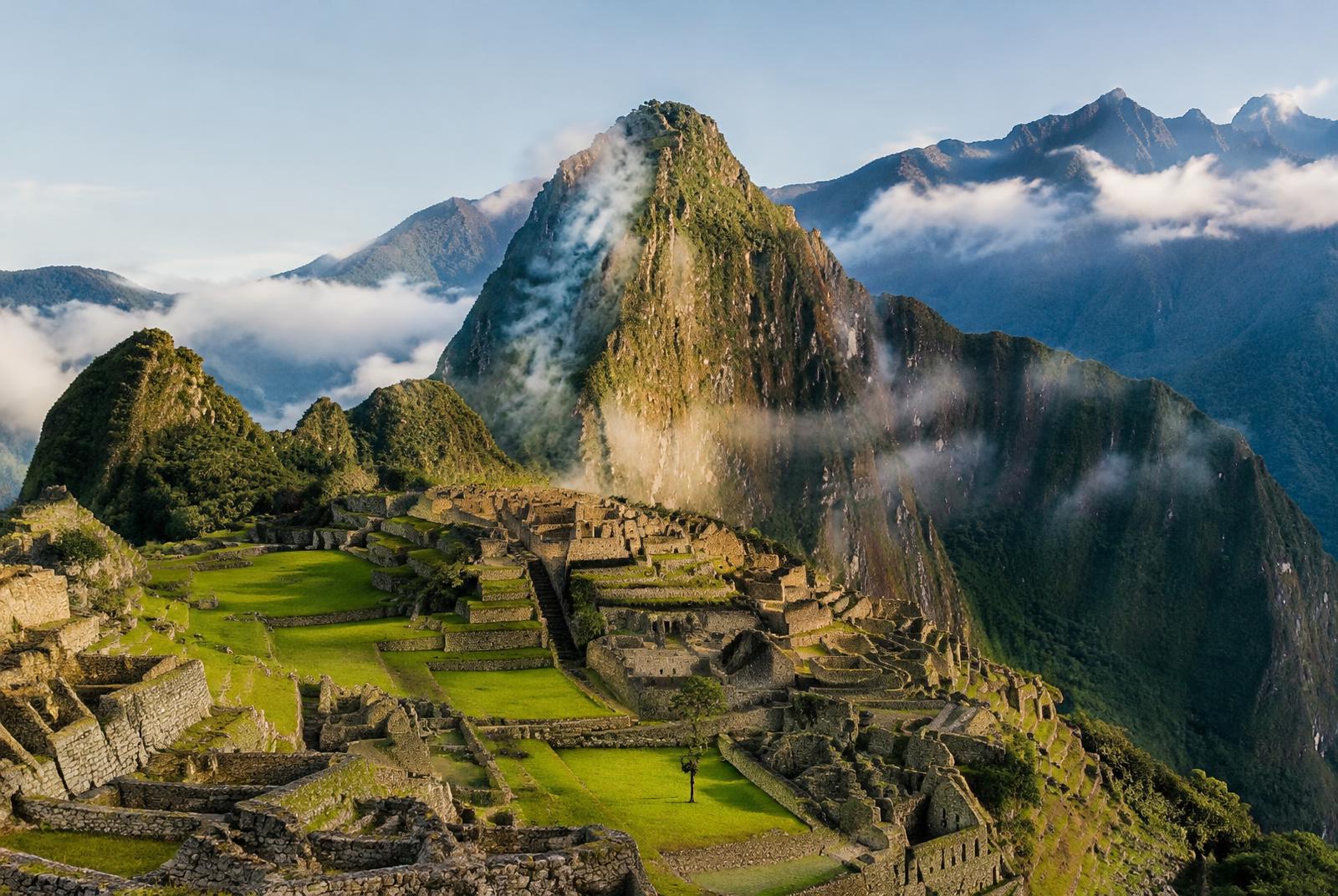 Machu Picchu entre montañas